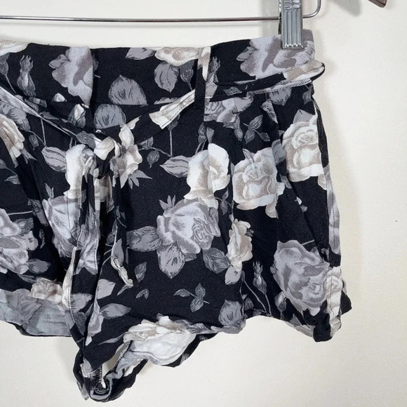 🌟✨2 for $20 ✨🌟 ARITZIA | TALULA TIE  WAIST FLORAL SHORT - Picture 4 of 10
